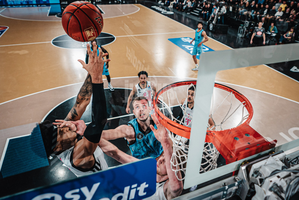 Basketball | Männer | Saison 2024/2025 | easyCredit Basketball Bundesliga | 16. Spieltag | Veolia Towers Hamburg vs. Telekom Baskets Bonn | 10.01.2025 | v.l. Rivaldo Soares (#5, Telekom Baskets Bonn) bekommt einen Arm von Niklas Wimberg (#17, Veolia Towers Hamburg) ins Gesicht
