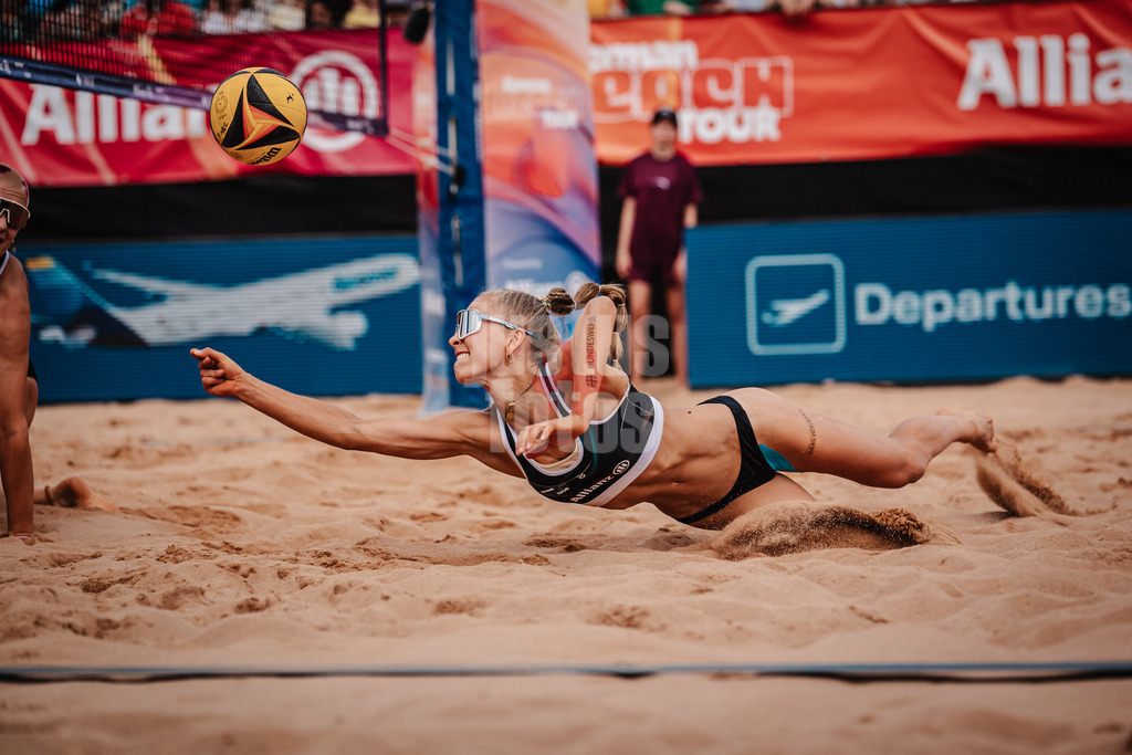 Beachvolleyball | Frauen | Allianz German Beach Tour 2025 | Tourstop München | 05.07.2025 | Paula Schürholz springt zum Ball