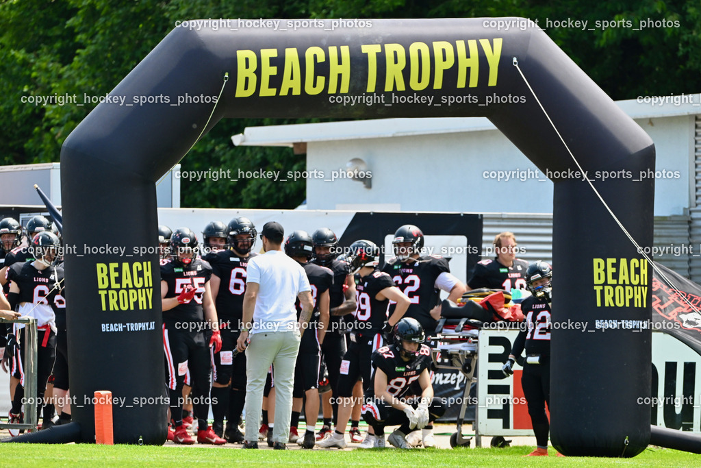 Carinthian Lions vs. Cineplexx Blue Devils | Einlauf Carinthians Lions Mannschaft, Carinthian Lions vs. Cineplexx Blue Devils, Carinthian Lions vs. Cineplexx Blue Devils am 09.06.2025 in Klagenfurt (ASV Sportplatz), Austria, (Photo by Bernd Stefan)