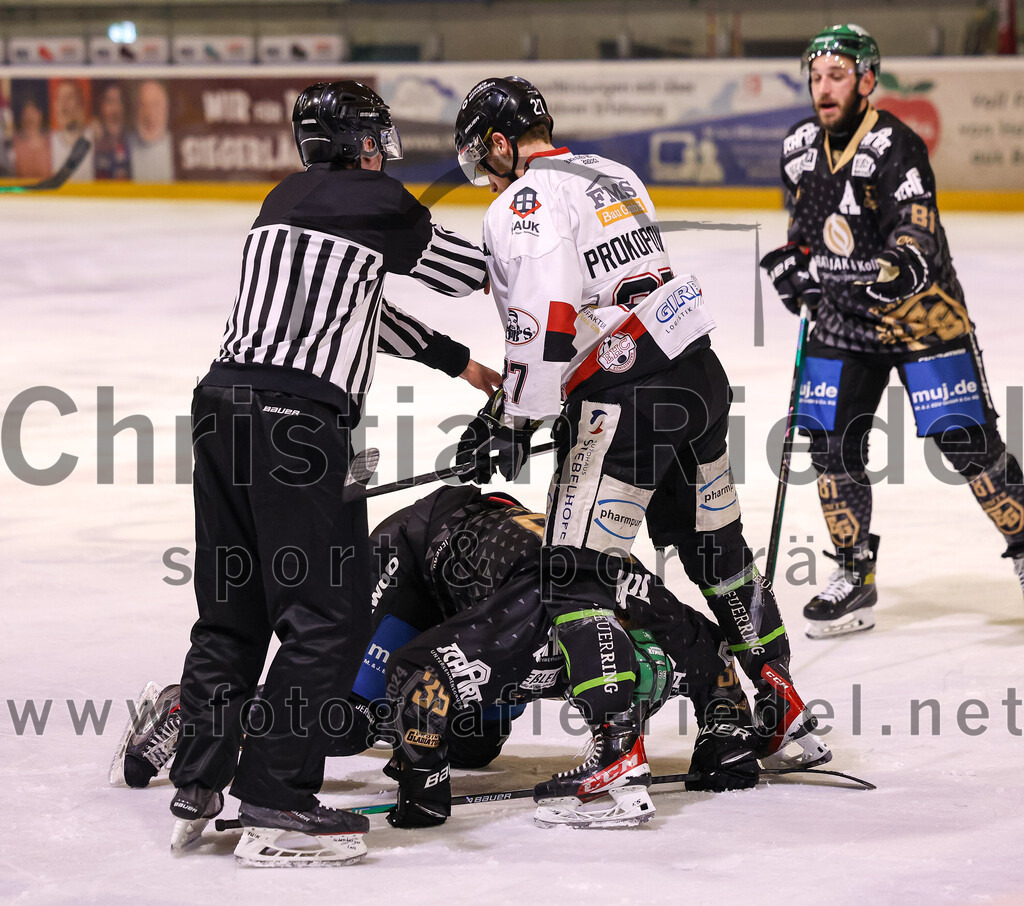 2024-03-08_092_TSV_Erding_gegen_EHC_Koenigsbrunn | Erding, Deutschland, 08.03.2024:
Eishockey, Bayernliga Playoffs 2023 / 2024, 1. Spieltag, TSV Erding gegen EHC Königsbrunn, Endergebnis: 3:0

Thomas Plihal (Erding Gladiators, #39), Toms Prokopovics (EHC Königsbrunn, #27), Maximilian Forster (Erding Gladiators, #81)

Foto: Christian Riedel / fotografie-riedel.net