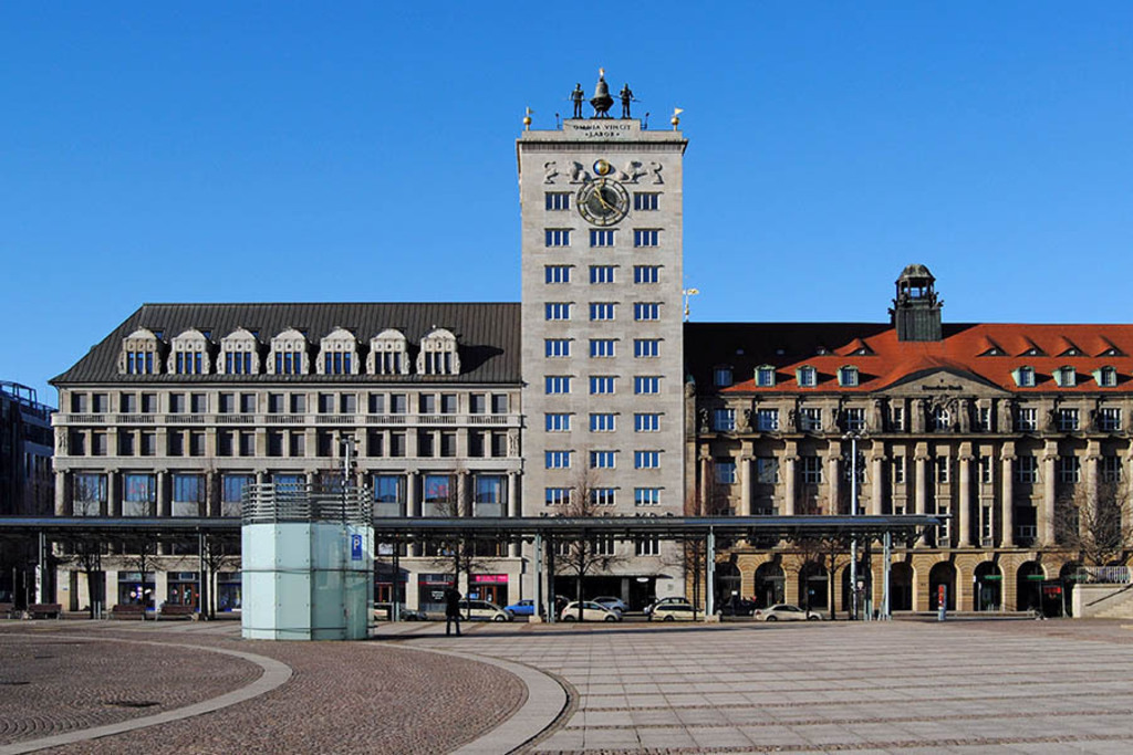 Bildlexikon Leipzig - Krochhochhaus und Nachbargebäude Bamberger Hertz sowie Dresdner Bank | Das Team hinter BILDLEXIKON LEIPZIG bündelt historische wie aktuelle Informationen über die Stadt Leipzig in Text und Bild auf einer Plattform und stellt diese der interessierten Öffentlichkeit zur Verfügung.