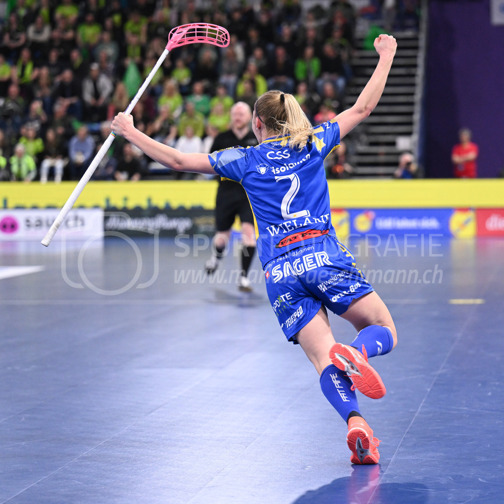 Kloten-Dietlikon Jets vs Skorpion Emmental Zollbrück - 15. April 2023 | 15.04.2023, Kloten, stimo arena, Swiss Unihockey Superfinal Frauen: Kloten-Dietlikon Jets - UHV Skorpion Emmental, Leonie Wieland (#2 Kloten-Dietlikon Jets) erzielt das 4:1. - Realisiert mit Pictrs.com