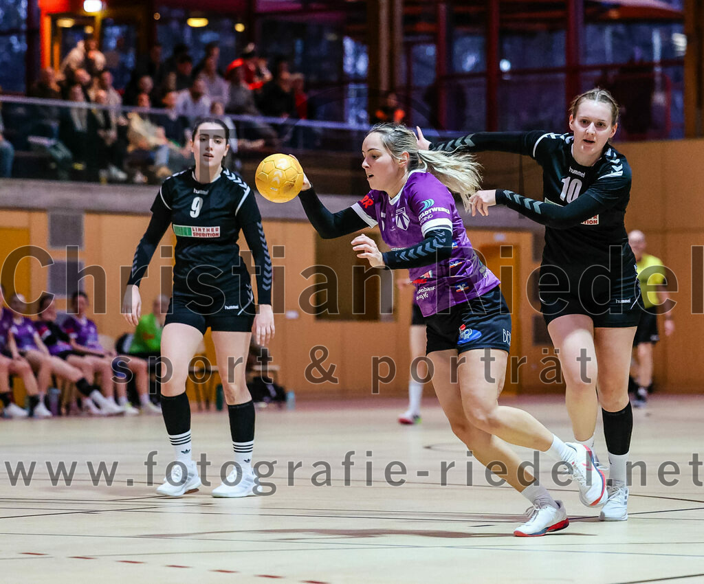 2024-01-27_021_SpVgg_Altenerding_gegen_HSG_Schwab-kirchen | Erding, Deutschland, 27.01.2024:
Handball, Bezirksoberliga Frauen Altbayern 2023 / 2024, 12. Spieltag, SpVgg Altenerding gegen HSG Schwab/kirchen, Endergebnis: 39:28

Katharina Britz (HSG Schwab/kirchen, #9), Lena Prem (SpVgg Altenerding, #5), Johanna Hecht (HSG Schwab/kirchen, #10)

Foto: Christian Riedel / fotografie-riedel.net