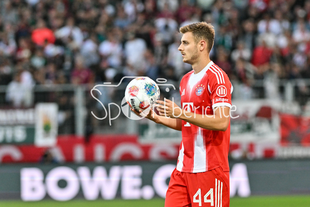 FC Augsburg - FC Bayern München | beim Einwurf Josip STANISIC (FC Bayern Muenchen 44) / Einzelfoto / Freisteller / Bundesliga: FC Augsburg - FC Bayern München; WWK-Arena am 30.08.2025 / DFL REGULATIONS PROHIBIT ANY USE OF PHOTOGRAPHS AS IMAGE SEQUENCES AND/OR QUASI-VIDEO
