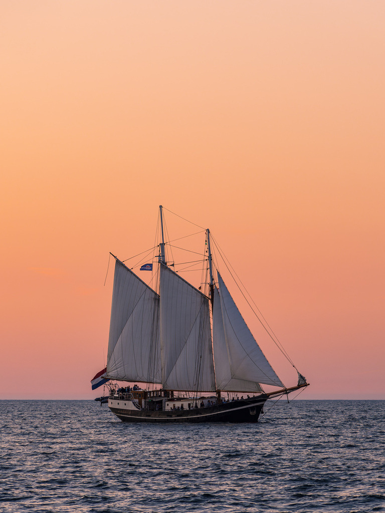 Segelschiff im Sonnenuntergang auf der Hanse Sail in Rostock | Segelschiff im Sonnenuntergang auf der Hanse Sail in Rostock.