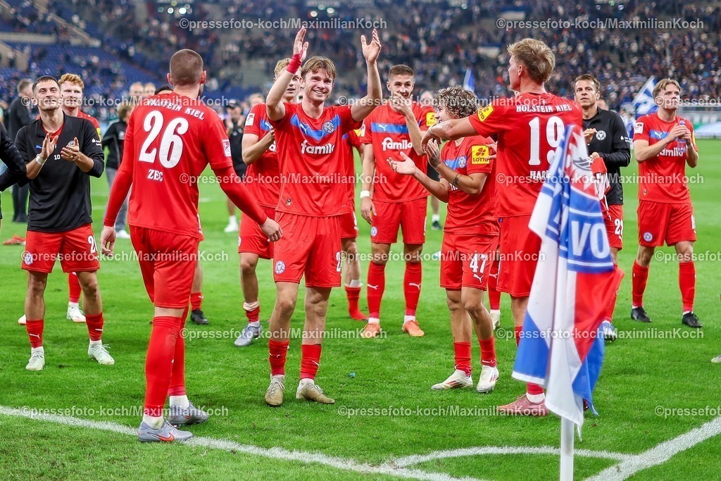 S0413092501213 | 13.09.2025, Fußball, FC Schalke 04 - Holstein Kiel, 5.Spieltag, 2. Fußball Bundesliga, Veltins-Arena Gelsenkirchen, Saison 2025 2026: Abschlussjubel nach dem 1:0 Sieg für Holstein Kiel. Die Mannschaft feiert den Erfolg vor der Kurve Magnus Knudsen (Holstein Kiel #24) DFB regulations prohibit any use of photographs as image sequences and or quasi-video.