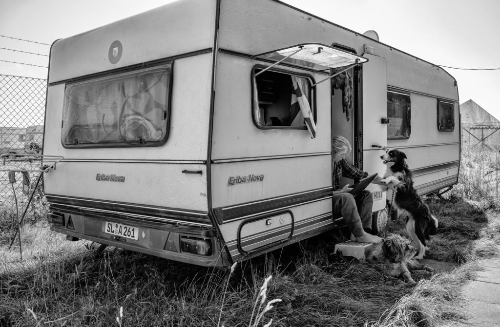 wanderschaefereien-schleswig-holstein-021 | Von April bis Oktober lebt Uta Wree in diesem Wohnwagen an der alten Wache des ehemaligen Miltärflugplatzes in Westerland auf Sylt,
begleitet von ihren Hunden Taff und Fanta. - Realisiert mit Pictrs.com