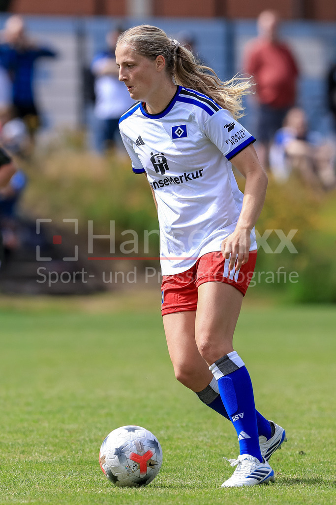 Fussball, Testspiel Frauen, Hamburger SV - Odense BK | Nina Räcke (Hamburger SV, HSV, 39) am Ball, Einzelbild, Ganzkörper, Aktion, Action, Spielszene