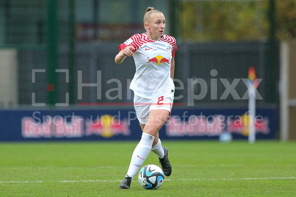 Fussball, Google Pixel Frauen-Bundesliga, RB Leipzig - SV Werder Bremen | v.li.: Frederike Kempe (RB Leipzig, 2) am Ball, Freisteller, Einzelbild, Ganzkörper, Aktion, Action, Spielszene, DIE DFB-RICHTLINIEN UNTERSAGEN JEGLICHE NUTZUNG VON FOTOS ALS SEQUENZBILDER UND/ODER VIDEOÄHNLICHE FOTOSTRECKEN. DFB REGULATIONS PROHIBIT ANY USE OF PHOTOGRAPHS AS IMAGE SEQUENCES AND/OR QUASI-VIDEO.