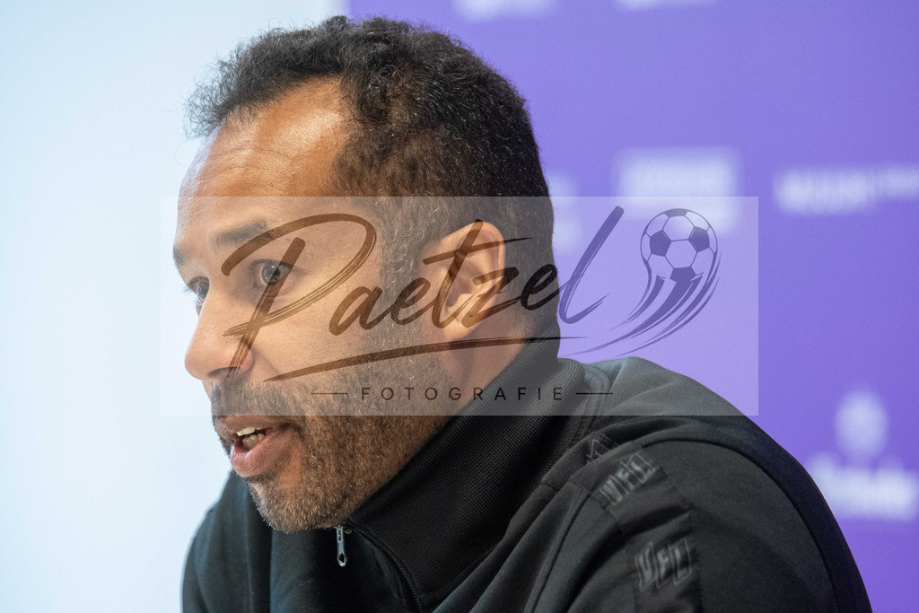 20200219_PKOSNA_0005 | Fussball, Herren: Trainer Daniel Thioune (VfL Osnabrueck) schaut waehrend der Pressekonferenz des VfL Osnabrueck im Presseraum des Stadion an der Bremer Bruecke am 19.02.2020 in Osnabrueck, Deutschland. - Realisiert mit Pictrs.com