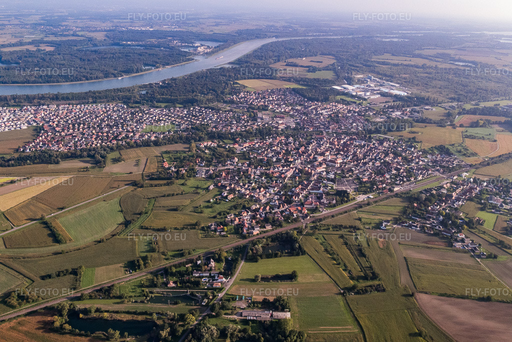Vue aérienne: Vue de la ville depuis le nord à Drusenheim dans le département Bas Rhin, France.Photo: P1000941.jpg prise le 15/09/2014 par Werner Riehm/FLY-FOTO.euRésolution de l'original: 5472 x 3648 px