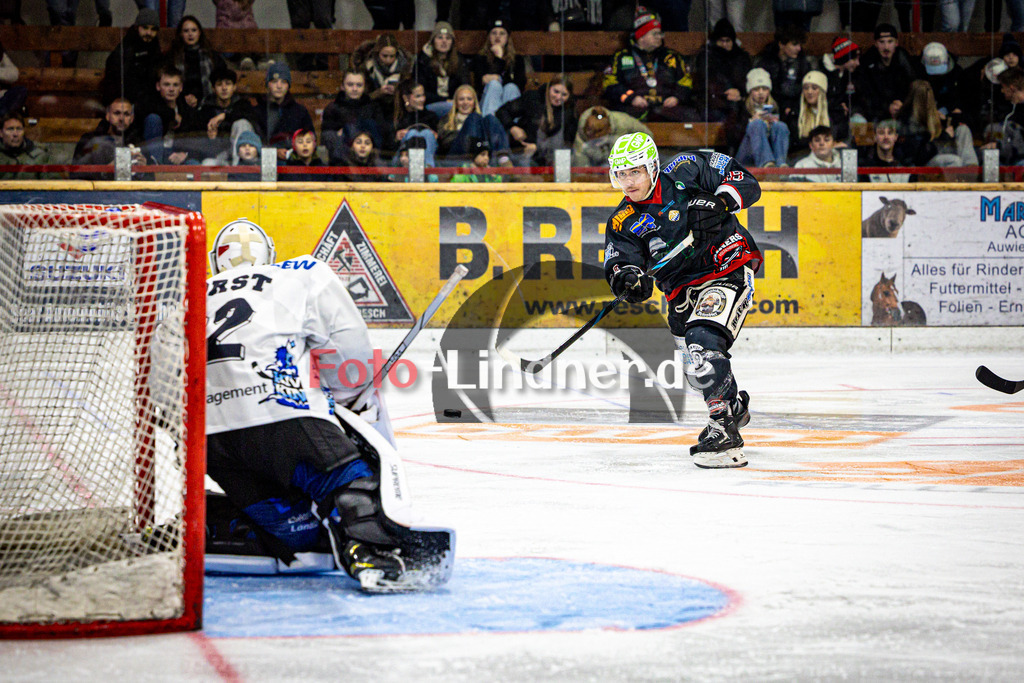 Peißenberg MINERS gegen HC Landsberg RIVER KINGS | Eishockey Bayernliga 2025/26 Vorrunde 4. Spieltag, Peißenberg MINERS gegen HC Landsberg RIVER KINGS, 20251024,Schuss aufs Tor Valentin HÖRNDL (MINERS 18),2025-10-24 in Peißenberg (flatbuy Arena Peißenberg), Moritz BORST (RIVERKINGS Goali 32), Valentin HÖRNDL (MINERS 18)Copyright: WolfgangxLindner www.foto-lindner.de
