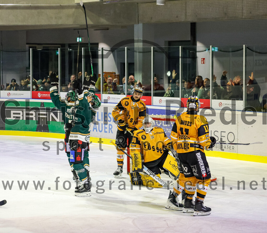 2025-11-02_097_TSV_Erding_gegen_EV_Fuessen | Erding, Deutschland, 02.11.2025:Eishockey, Oberliga Süd 2025 / 2026, 15. Spieltag, TSV Erding gegen EV Füssen, Endergebnis: 2:6Jubel nach dem 1:0 durch Elias Maier (Erding Gladiators, #15), Torwart Timotej Pancur (EV Füssen, #30), Martins Andzs (EV Füssen, #11)Foto: Christian Riedel / fotografie-riedel.net