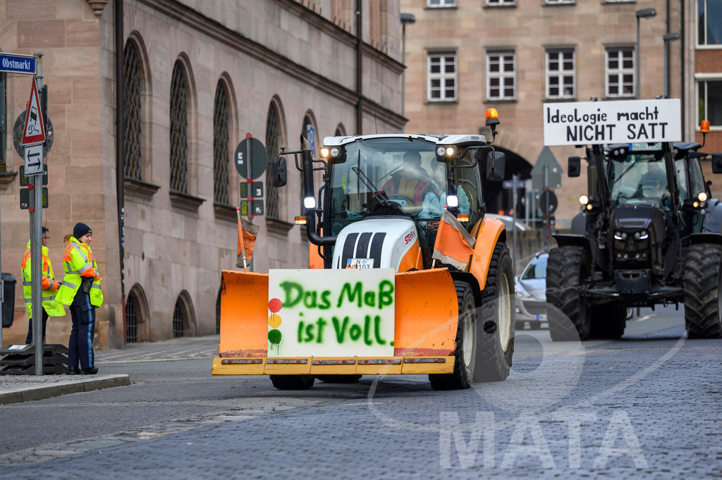 _DWA4174-2 | Bauerndemo gegen Agrarpolitik der Bundesregierung  auf dem Straße Obstmarkt und Hauptmarkt . Nürnberg, 08.01.2024 - Realisiert mit Pictrs.com