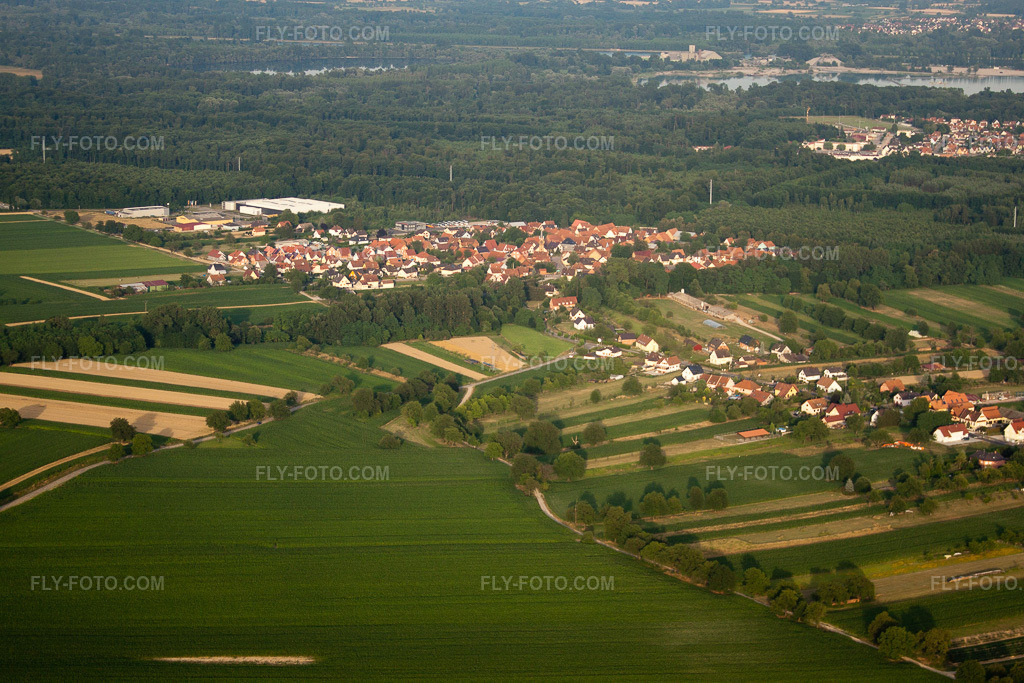 Aerial view: From the west in Schaffhouse-près-Seltz in the state Bas-Rhin, France.Photo: IMG_30619.jpg taken on 07/09/2010 by Werner Riehm/FLY-FOTO.comResolution of the original: 4752 x 3168 px