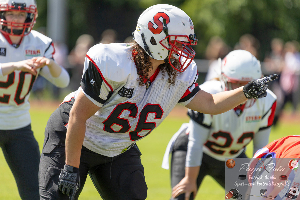 GFLW 1: German Football League Women 1: Rodgau Pioneers Ladies - Stuttgart Scorpions Sisters, 07.06.2026 | Larissa Sophie Falk (Stuttgart Scorpions Sisters #66) zeigt woher Druck kommen wird, Rodgau Pioneers Ladies - Stuttgart Scorpions Sisters, Rodgau, Maingau-Energie-Stadion "Am Weichsee", 7.6.2026 - Realisiert mit Pictrs.com