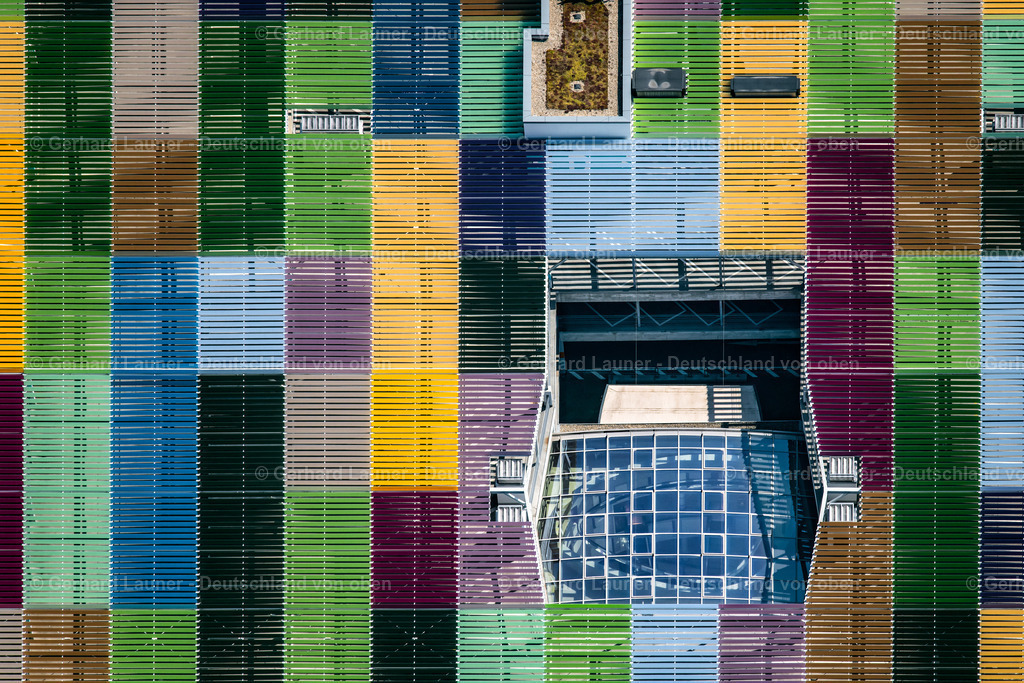 9300371 | farbige Strukturen auf dem Dach des Einkaufscenters Skyline Plaza, Frankfurt am Main