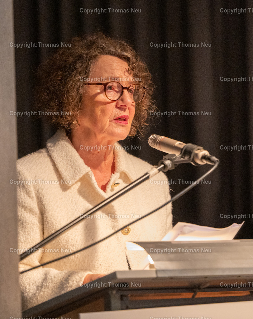 Gedenkfeier_Pogromnacht_2925 | bbe, Bensheim, LFS und Bendheimplatz,Begrüßung durch die Vorsitzende des Auerbacher Synagogenvereins Ursula Schlosser, , Bild: Thomas Neu
