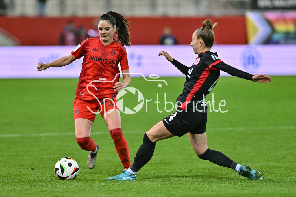 FC Bayern München Frauen - SG Eintracht Frankfurt Frauen | im Duell Sarah ZADRAZIL (FCB #25) und Sophia KLEINHERNE (Eintracht Frankfurt Frauen 4 / Zweikampf / Google Pixel Frauen Bundesliga: FC Bayern Muenchen - Eintracht Frankfurt, FC Bayern Campus am 04.11.2024
