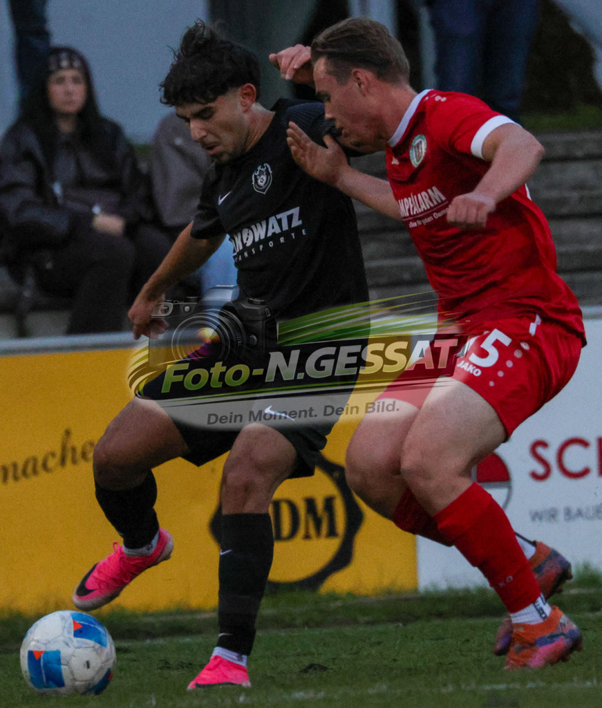 Bünder SV - BV Stift Quernhei | Auf dem Bild zu sehen: rot Bünder SV: Tim Kassen ; schwarz BV Stift Quernheim: Luis CelikBünder SV, BV Stift Quernheim, Saison 26/27, Kreispokal, Achtelfinale - Realisiert mit Pictrs.com