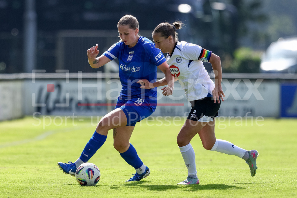 Fussball, Testspiel Frauen, SV Meppen - DSC Arminia Bielefeld | v.li.: Lara Hohm (SV Meppen, 16) und Lisa Lösch (DSC Arminia Bielefeld, 10) im Zweikampf, Duell, Dynamik, Aktion, Action, Spielszene