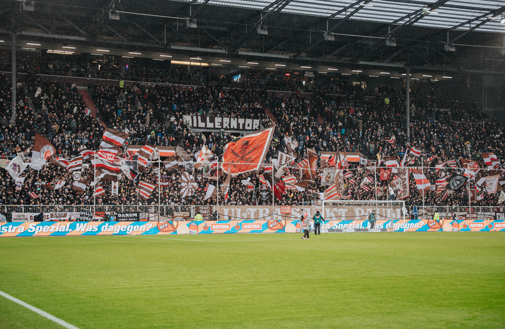 FCP03505 | Der offizielle Shop für FC St. Pauli Fotos. Wähle aus Spielszenen & Fanmomenten dein FCSP Wunschformat. Wir liefern Millerntor-Atmosphäre.
