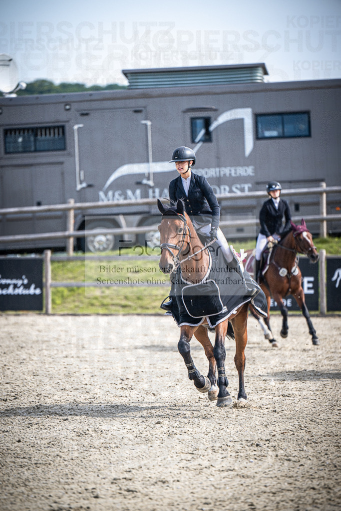 DOS_8658 | Entdecke hochwertige Reitturnierfotos von Foto Oger. Professionell, emotional und authentisch – jetzt Lieblingsmomente im Shop bestellen.Deutschlandweite Turnierfotografie. - Realisiert mit Pictrs.com