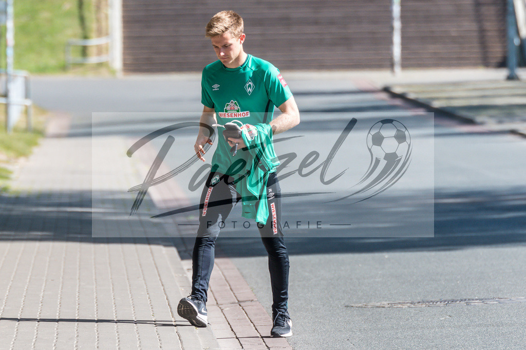 TRASVW20200521_0054 | Fussball, Herren: Johannes Eggestein (Werder Bremen) schaut bei der Ankunft am wohninvest Weserstadion am 21.05.2020 in Bremen, Deutschland. - Realisiert mit Pictrs.com