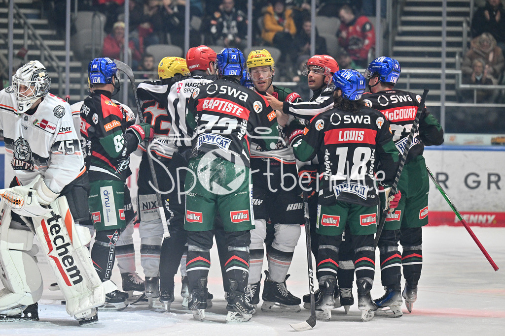Augsburger Panther - Löwen Frankfurt  | Ein hitziges Duell zwischen Augsburg und Frankfurt / DEL: Augsburger Panther - Loewen Frankfurt, Curt Frenzel Stadion am 12.01.2025