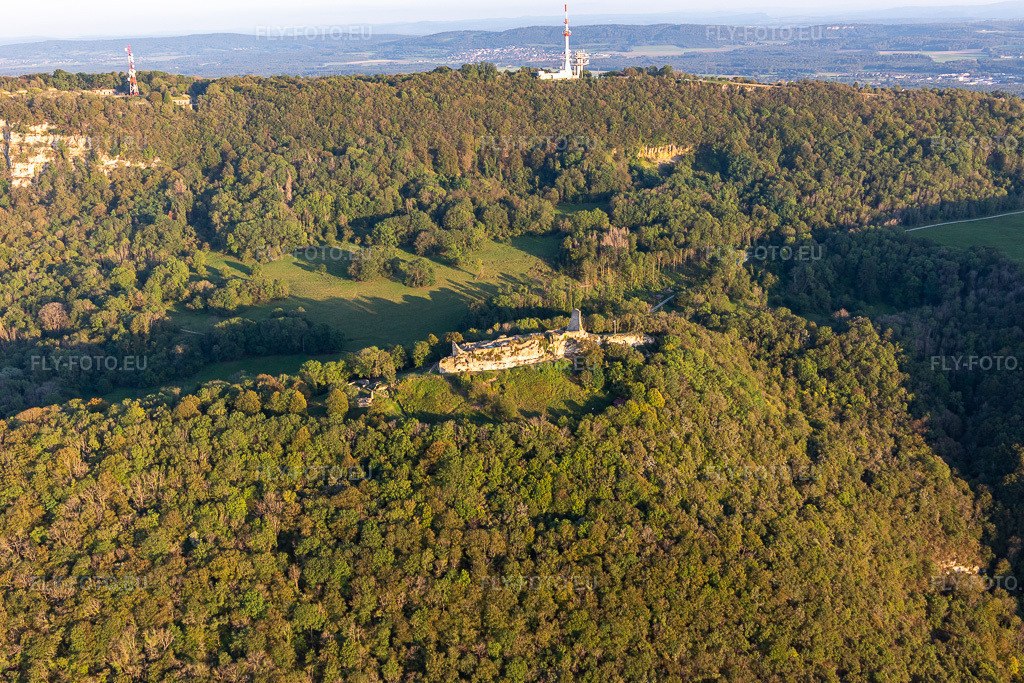 Vue aérienne: Château fort en ruine de Montfaucon à Montfaucon dans le département Doubs, France. Photo: IMG_129650.jpg prise le 23/09/2021 par Werner Riehm/FLY-FOTO.euRésolution de l'original: 5356 x 3570 px