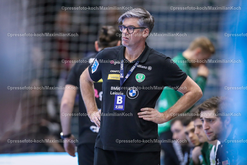 Gum1HBL19022401029 | 19.02.2024, Gummersbach, Handball, Liqui Moly Bundesliga, Schwalbe-Arena, VfL Gummersbach - SC DHfK Leipzig: Headcoach Trainer Runar Sigtryggsson (SC DHFK Leipzig) steht fokussiert an der Seitenlinie