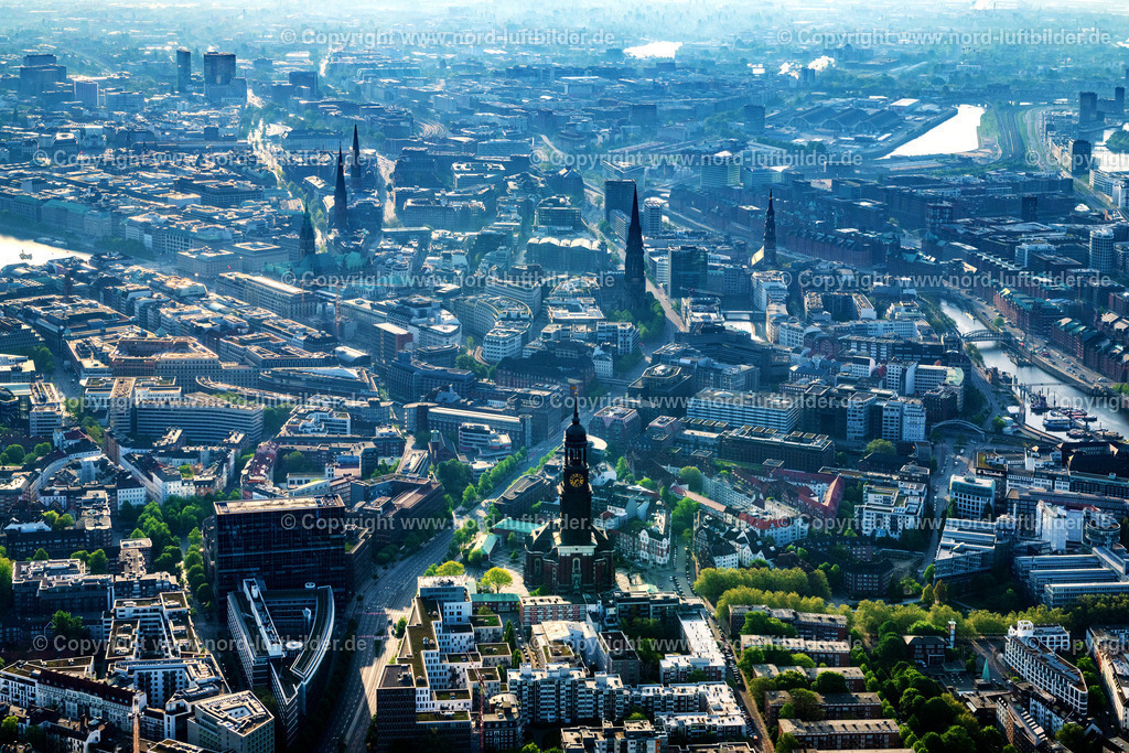Hamburg_Michel_ELS_4497010524 | HAMBURG 01.05.2024 Wetterlage mit schichtartiger Nebel- Bedeckung des Stadtzentrum in Hamburg, Deutschland. // Weather with layered fog cover of inner city in Hamburg, Germany. Foto: Martin Elsen