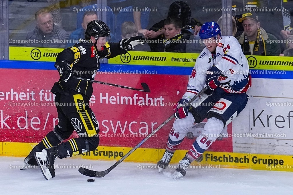 xYDRx16012601020 | 16.01.2026, xydrx, Eishockey, DEL2, Krefeld Pinguine - EHC Freiburg, Yayla-Arena Krefeld : Leonhard Korus (Krefeld Pinguine #56) im Zweikampf gegen Eero Elo (EHC Freiburg #84)Photo: xYannisxDreimannxPressefotoKochx