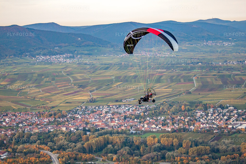 Luftbild: Paragleiter über dem Queichtal und der B10 in Siebeldingen im Bundesland Rheinland-Pfalz in Deutschland.Foto: IMG_60368.jpg vom 22.10.2013 durch Werner Riehm/FLY-FOTO.deAuflösung des Originals: 4752 x 3168 px