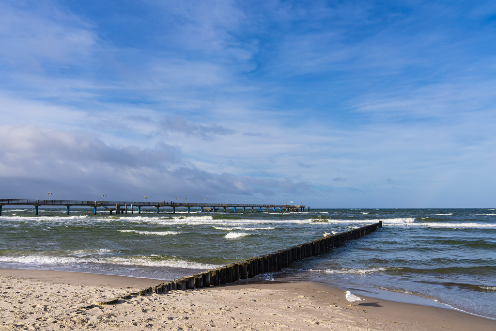 Buhne und Seebrücke an der Küste der Ostsee bei Graal Müritz | Buhne und Seebrücke an der Küste der Ostsee bei Graal Müritz.