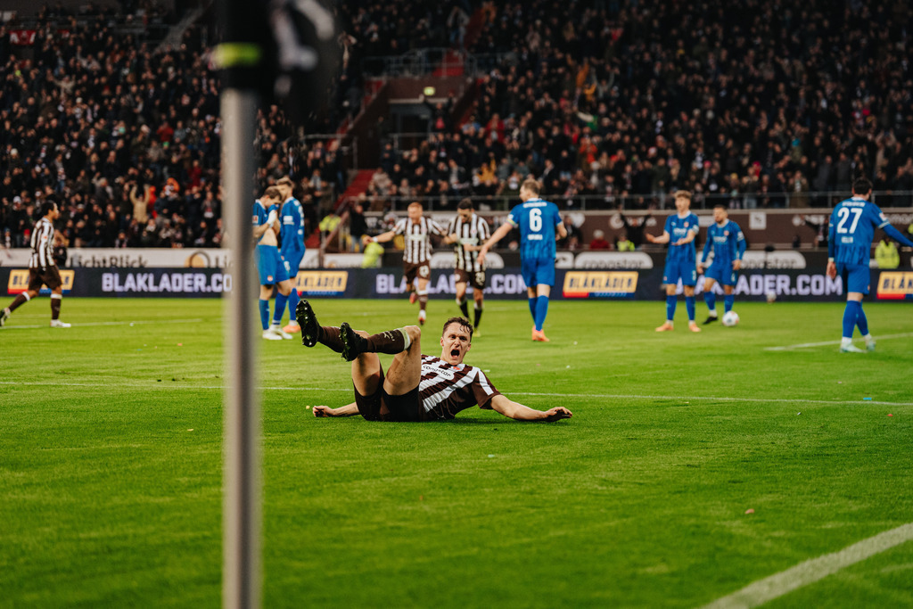FCS01009 | Der offizielle Shop für FC St. Pauli Fotos. Wähle aus Spielszenen & Fanmomenten dein FCSP Wunschformat. Wir liefern Millerntor-Atmosphäre.
