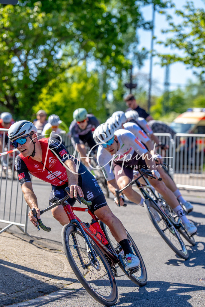 Spurt in den Mai 2026 - Großer Preis der Sparkasse Neuss | Annual one-day road cycling race "Großer Preis der Sparkasse Neuss" held in Büttgen, Germany, organized by VfR Büttgen 1912 e.V. The event features multiple races across all age categories from U11 youth to Elite men. - Realisiert mit Pictrs.com