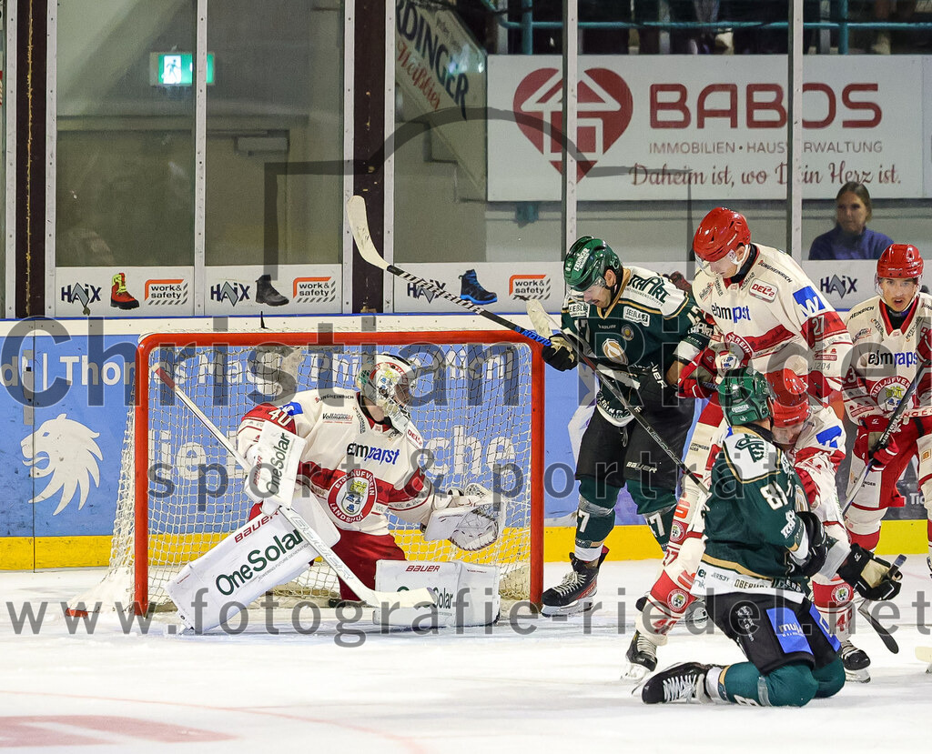 2025-09-12_183_TSV_Erding_gegen_EV_Landshut | Erding, Deutschland, 12.09.2025:Eishockey, Oberliga Süd 2025 / 2026, Testspiel, TSV Erding gegen EV Landshut, Endergebnis: 4:6Torwart Johannes Kurrer (EV Landshut, #40), Marco Pfleger (Erding Gladiators, #47), Alexander Dersch (EV Landshut, #27), Maximilian Forster (Erding Gladiators, #81)Foto: Christian Riedel / fotografie-riedel.net