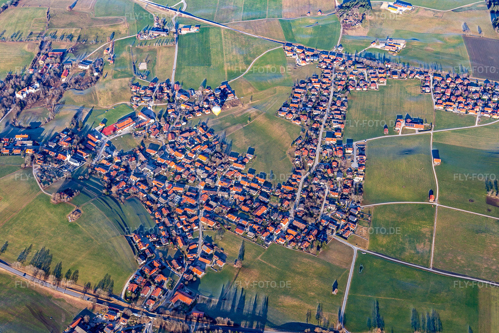 Luftbild: Dorfansicht von Süden mit Grundschule in Reichersbeuern im Bundesland Bayern in Deutschland. Foto: IMG_139623.jpg vom 28.12.2023 durch Werner Riehm/FLY-FOTO.de