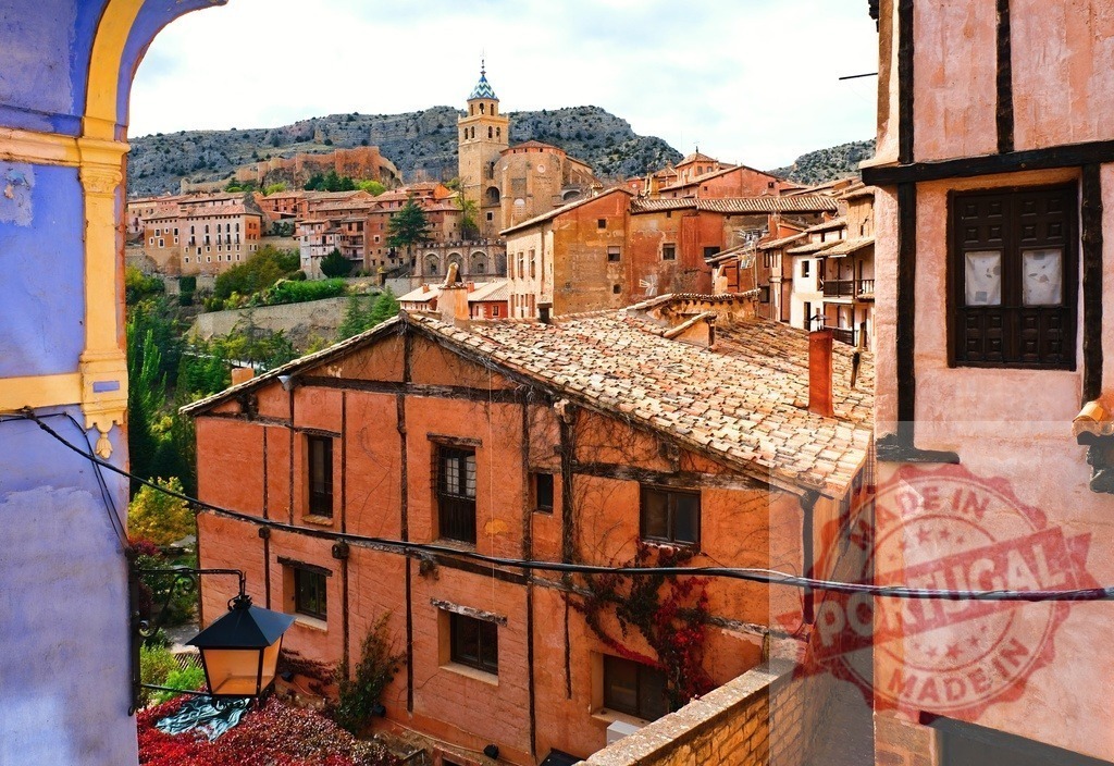 Albarracin cityscape showing colorful houses and Cathedral bell tower, Teruel, Spain | Traditional colorful houses and Cathedral bell tower in the medieval village of Albarracin, Teruel, Spain - Realisiert mit Pictrs.com