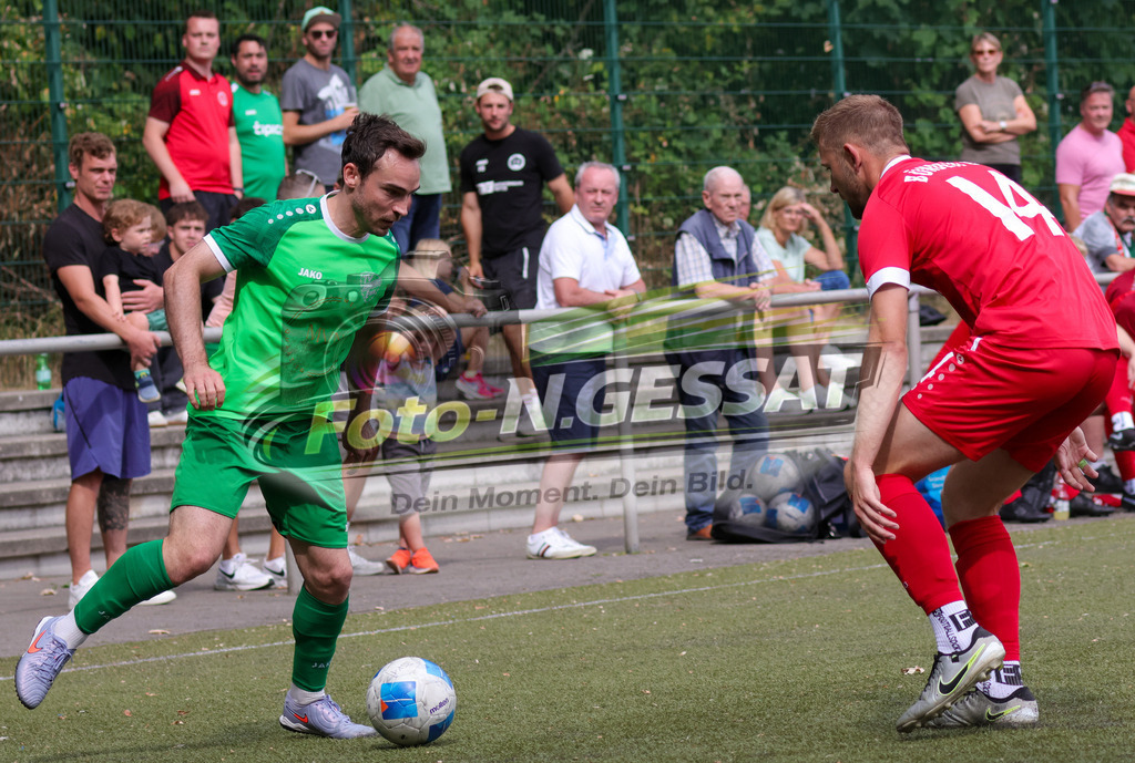 Bünder SV - TV Elverdissen | Auf dem Bild zu sehen: rot Bünder SV: Robert Wiens ; grün TV Elverdissen: Kilian GreitschusBünder SV, TV Elverdissen, Saison 26/27, Kreisliga A, Bünde, Deutschland - Realisiert mit Pictrs.com
