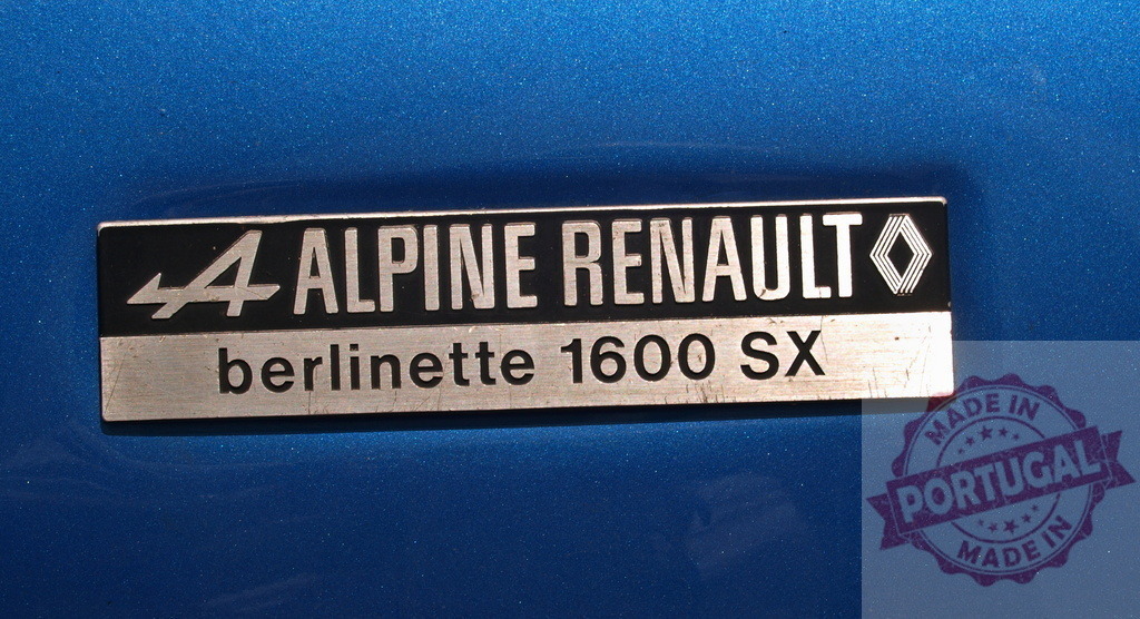 Alpine Renault A110 Berlinette 1600 SX logo is showing its vintage charm | Close-up of Alpine Renault A110 Berlinette 1600 SX logo, highlighting its vintage appeal and automotive history - Realisiert mit Pictrs.com