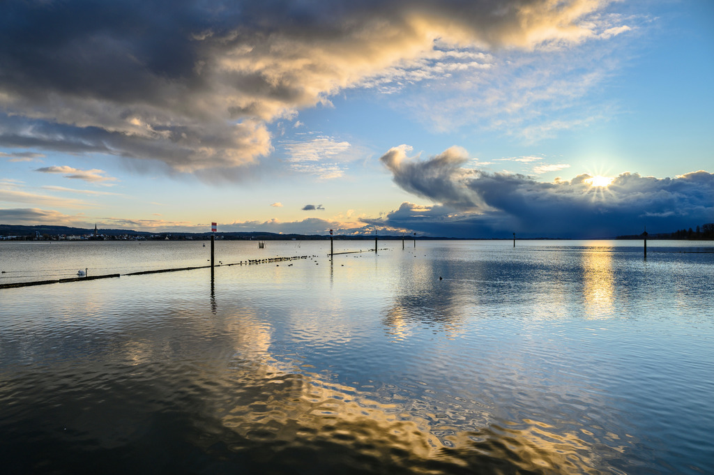 Morgens am Mooser Hafen | Der Sonnenaufgang fand durch die hereinziehenden, tiefen Wolken etwas später statt - Realisiert mit Pictrs.com