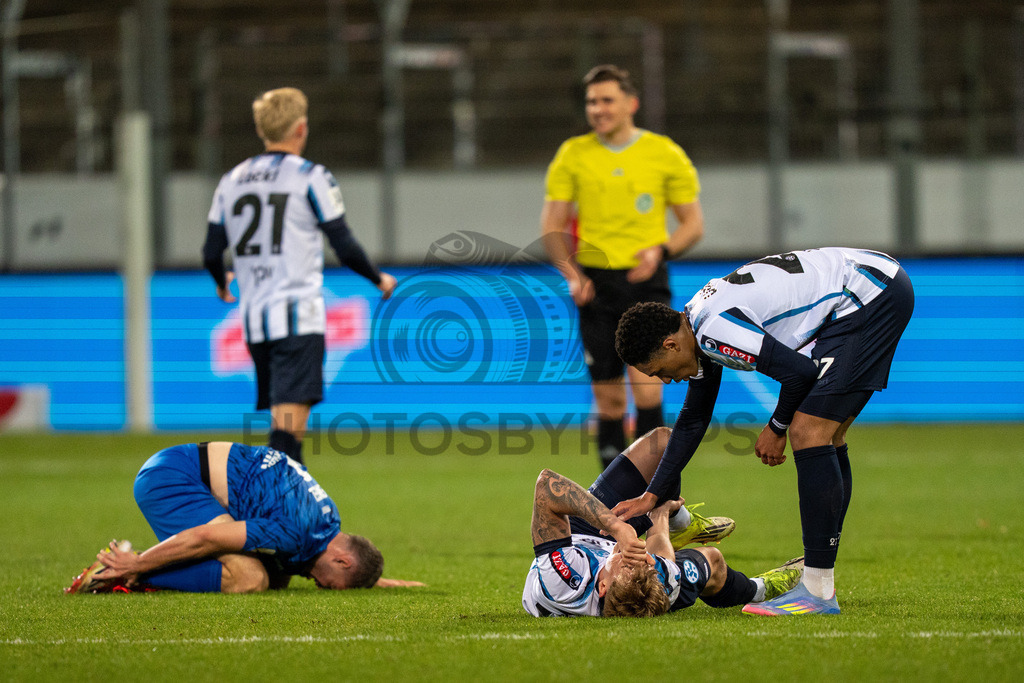 SV Stuttgarter Kickers vs. SGV Freiberg, Fussball, WFV-Pokal, Viertelfinale, 17.03.2026 | David Udogu (SV Stuttgarter Kickers, #27) schaut nach Samuel Unsoeld (SV Stuttgarter Kickers, #33) der mit Jacob Engel (SGV Freiberg, #03) verletzt auf dem Boden liegt,SV Stuttgarter Kickers vs. SGV Freiberg, Fussball, WFV-Pokal, Viertelfinale, 17.03.2026Foto: photosbyphips/Philip Ziegler