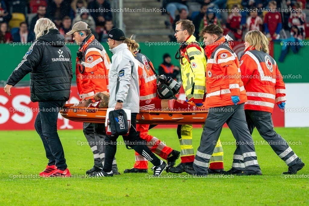 xKKUx29102501042 | 29.10.2025, xkkux, Fußball, DFB-Pokal 2. Runde, Fortuna Düsseldorf - SC Freiburg, Merkur Spiel-Arena, Saison 2025 2026: Matthias Zimmermann&nbsp;(Fortuna Düsseldorf #25) wird verletzt auf einer Trage von Rettungssanitätern vom Platz getragen DFB regulations prohibit any use of photographs as image sequences and or quasi-video.