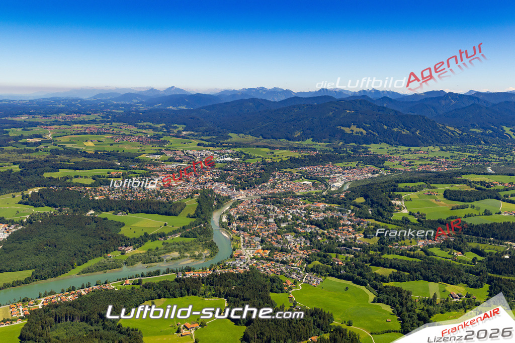 Aktuelles Luftbild von  Bad Tölz - Die Luftaufnahme wurde 2022 mittels UL-Flugzeug erstellt ( keine Drohne ) - hochauflösende Kamera-Systeme von  Canon -Beste Qualität - Für grossformatige Ausdrucke geeignet. Die Geschenkidee !