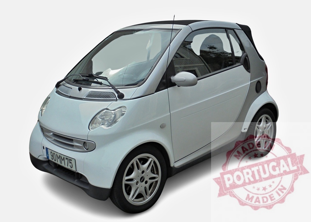 Smart Fortwo coupé showing its compact size | Small city car parked, showing its compact design and modern lines - Realisiert mit Pictrs.com