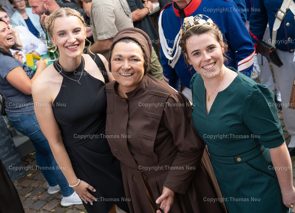 13_Winzerfest-Bensheim | bbe, Bensheim, Winzerfest 2025,  Eröffnung mit Krönung neuer Gebietsweinkönigin, die neue Weinköniugin Chiara Fischer und die amtierende Katja Simon beim Einzug mit Doris Walter, , Bild: Thomas Neu