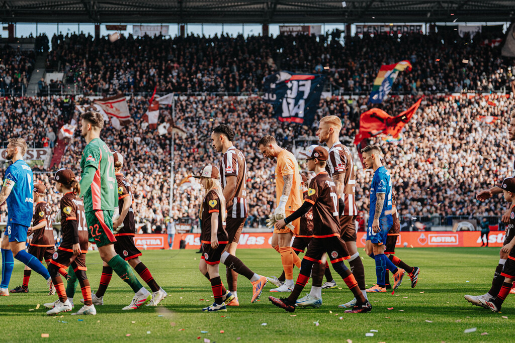 FCS07557 | Der offizielle Shop für FC St. Pauli Fotos. Wähle aus Spielszenen & Fanmomenten dein FCSP Wunschformat. Wir liefern Millerntor-Atmosphäre.