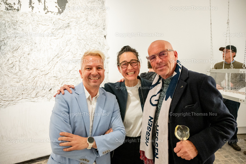 Museum-Bensheim-Ausstellung-Tipping-Points-Fotografie-Thomas-Neu-8 | bbe, Museum bensheim, Das Ausstellungsprojekt Tipping Points -Studierende der Hochschule für Gestaltung Offenbach ,,Das Projekt wurde im Lehrgebiet Zeichnung (Nadine Fecht) initiiert und in Kooperation mit dem Museum Bensheim sowie lehrgebietsübergreifend mit dem Kommunikationsdesign realisiert., hier mit Museumsleiter Dr. Jan Christoph Breitwieser (links) und Professor Bernd Kracke, , .,Bild: THomas Neu